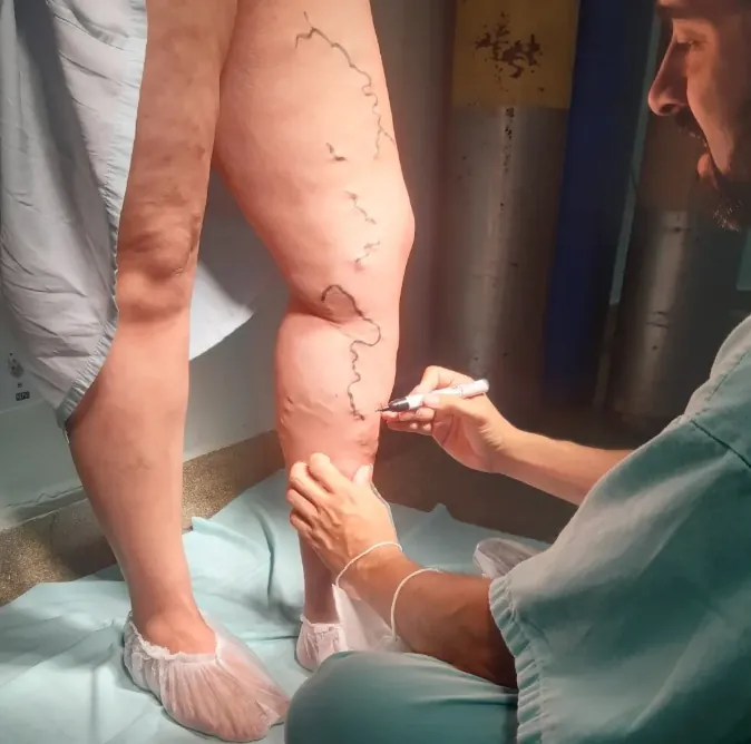 Paciente sendo recebida na recepção da clínica